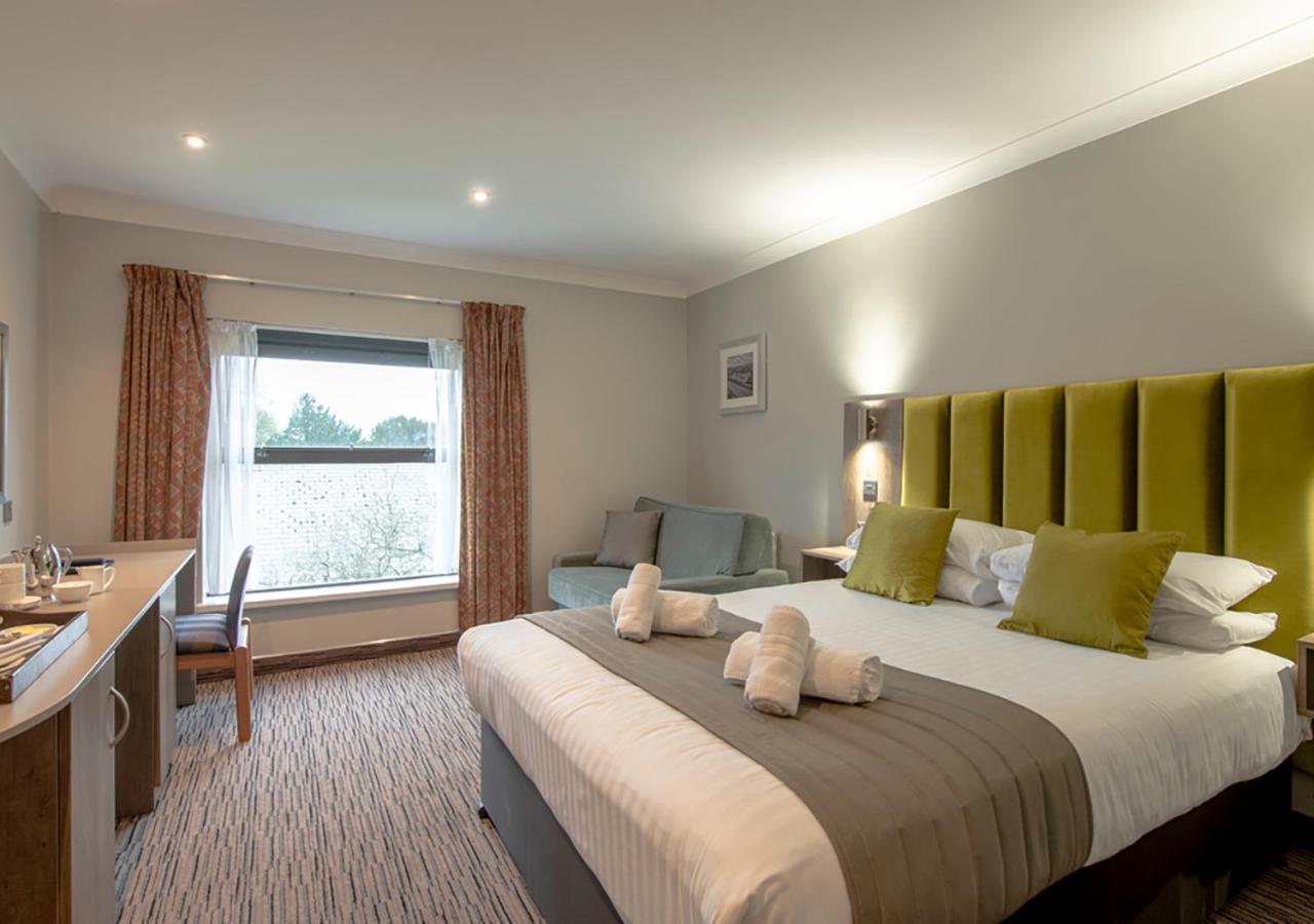 Hogs Back Hotel&Spa Farnham  Exterior foto